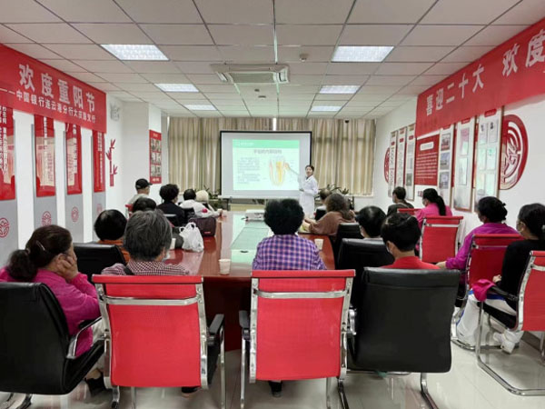 成宏口腔醫(yī)院公益行丨走進銀行、社區(qū)，科普講座＋義診，我們一直在行動！